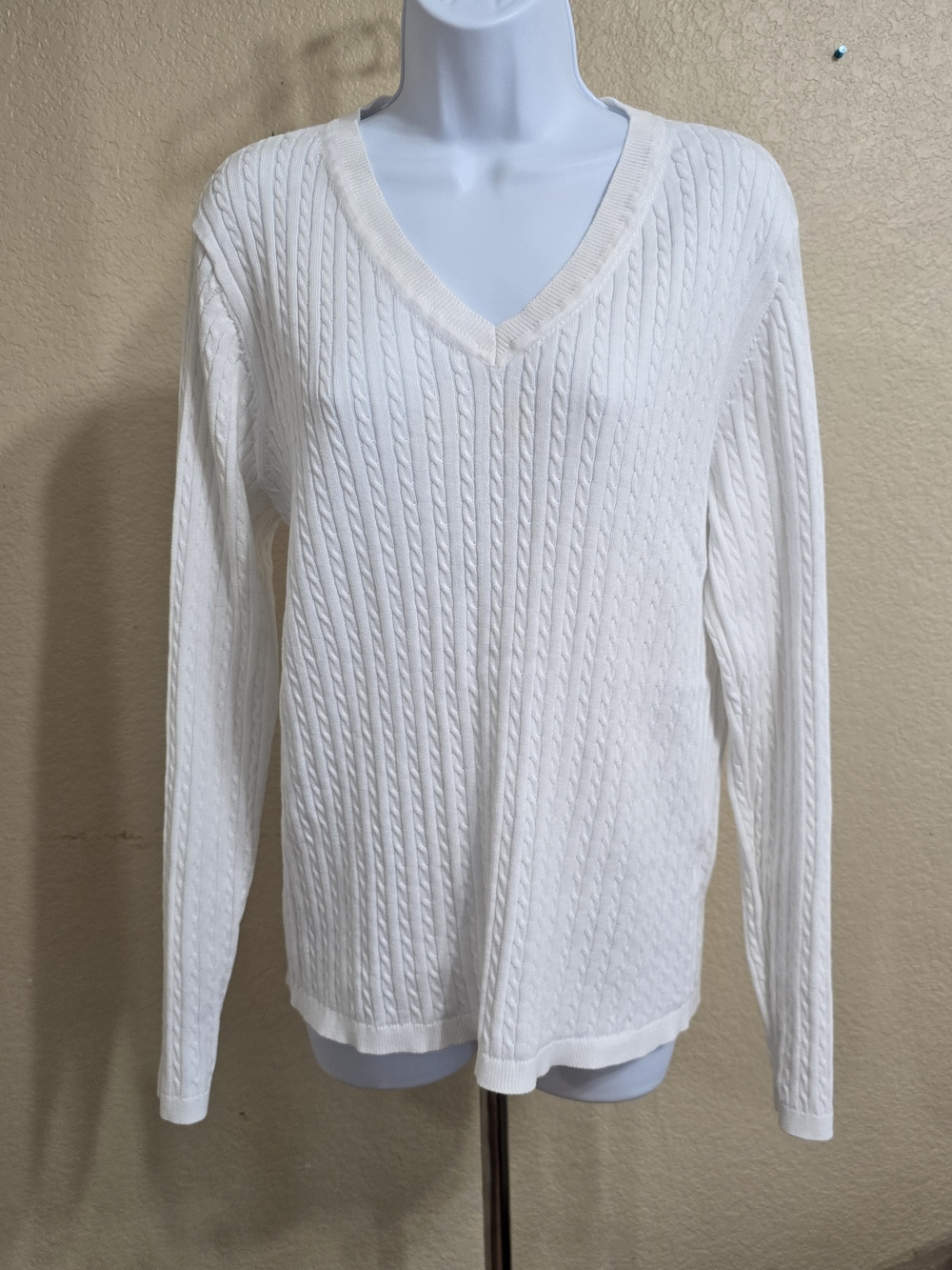 Classic Cable V-Neck Sweater - White